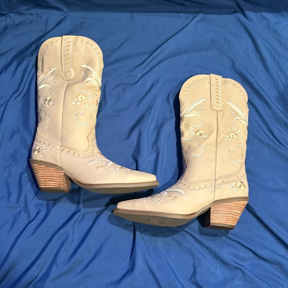 Dingo Cream Heeled Boots 9.5 Like New